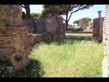 07165 ostia - regio i - insula xii - sede di una corporazione (i,xii,8) - 4. laden re der treppe - gesehen von den raeumen der suedseite - bli ri norden - ri der terme del foro (i,x,ii,6) - 06-2024.jpg